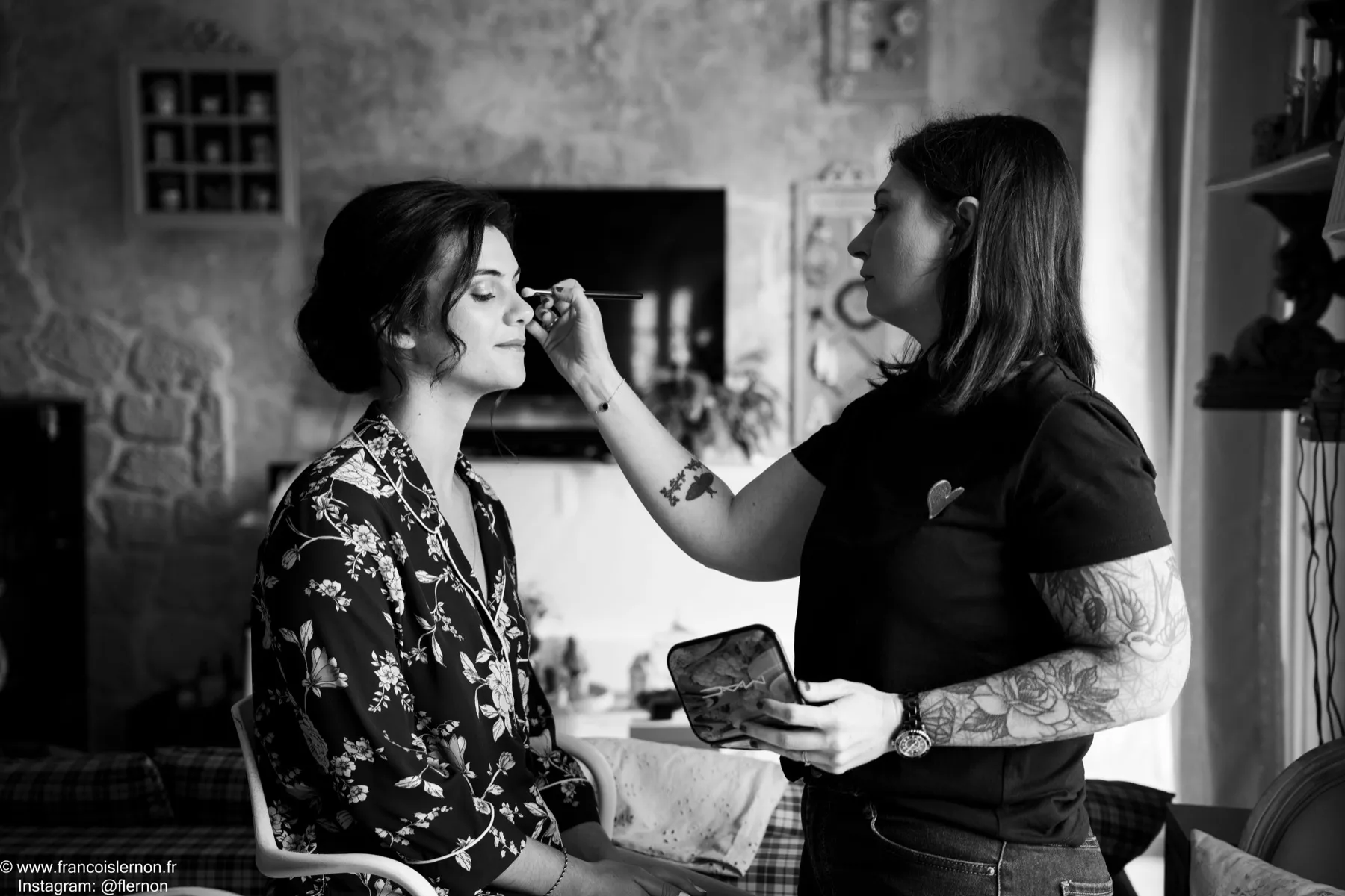 Kelly Clément réalisant le maquillage des yeux d'une mariée
