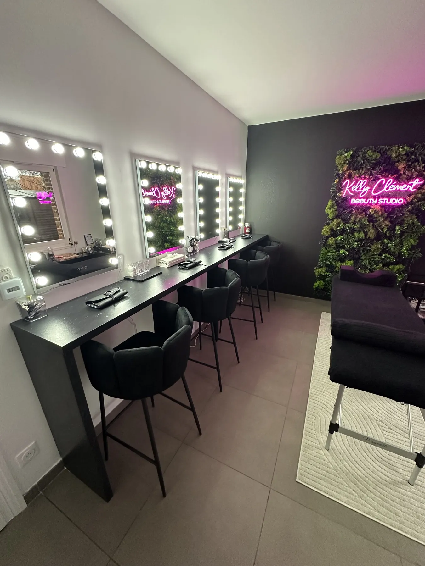 Vue d'ensemble du Studio Kelly Clément, miroirs lumineux et mur végétal