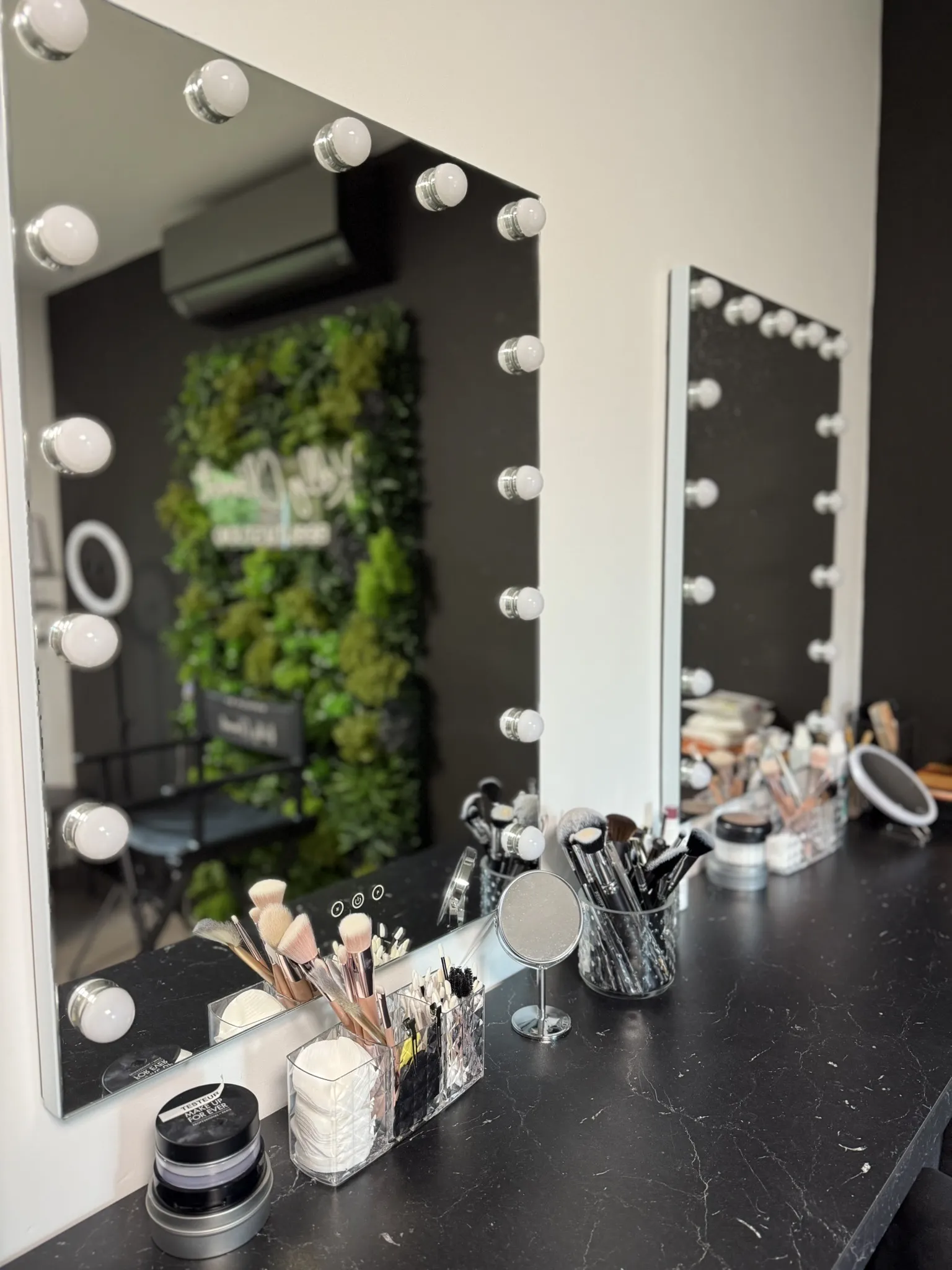 Poste de maquillage et miroir lumineux du Studio