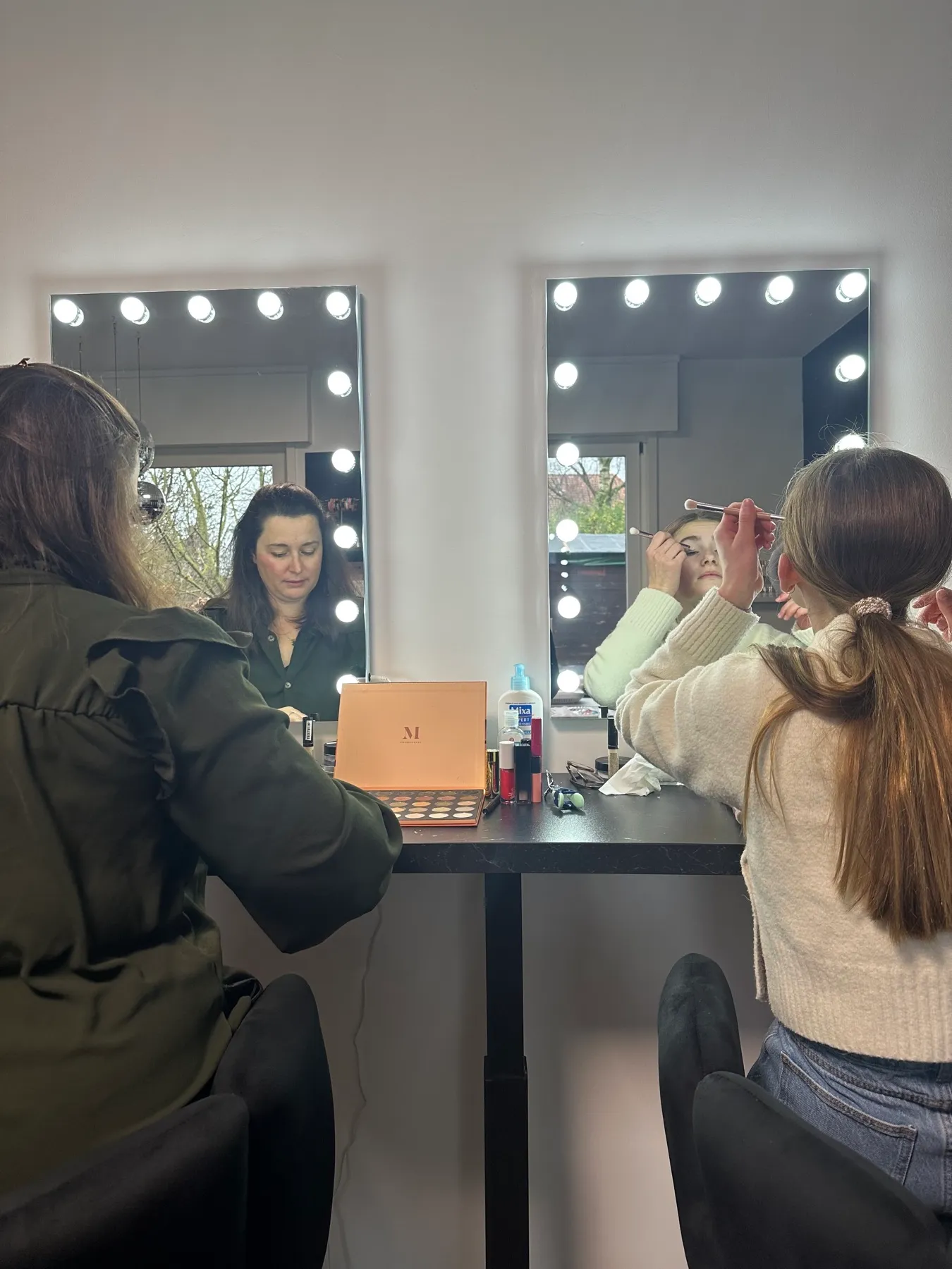 Duo mère-fille en cours de maquillage au Studio Kelly Clément