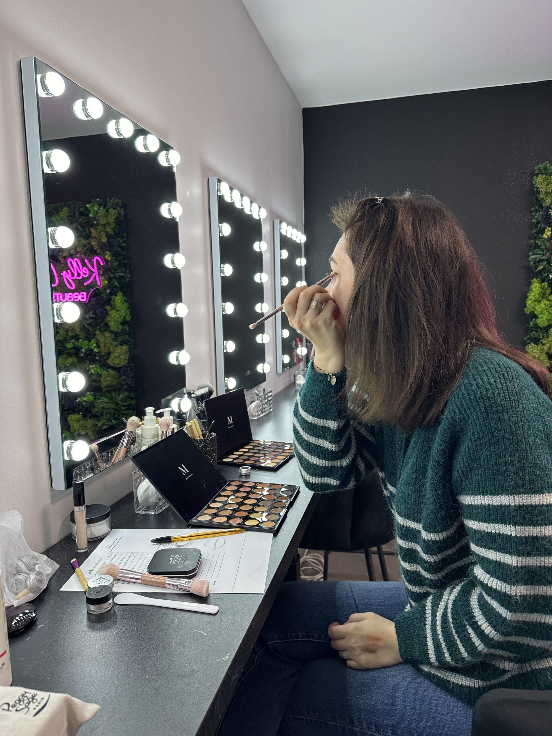 Mariée en extérieur dans une lumière douce