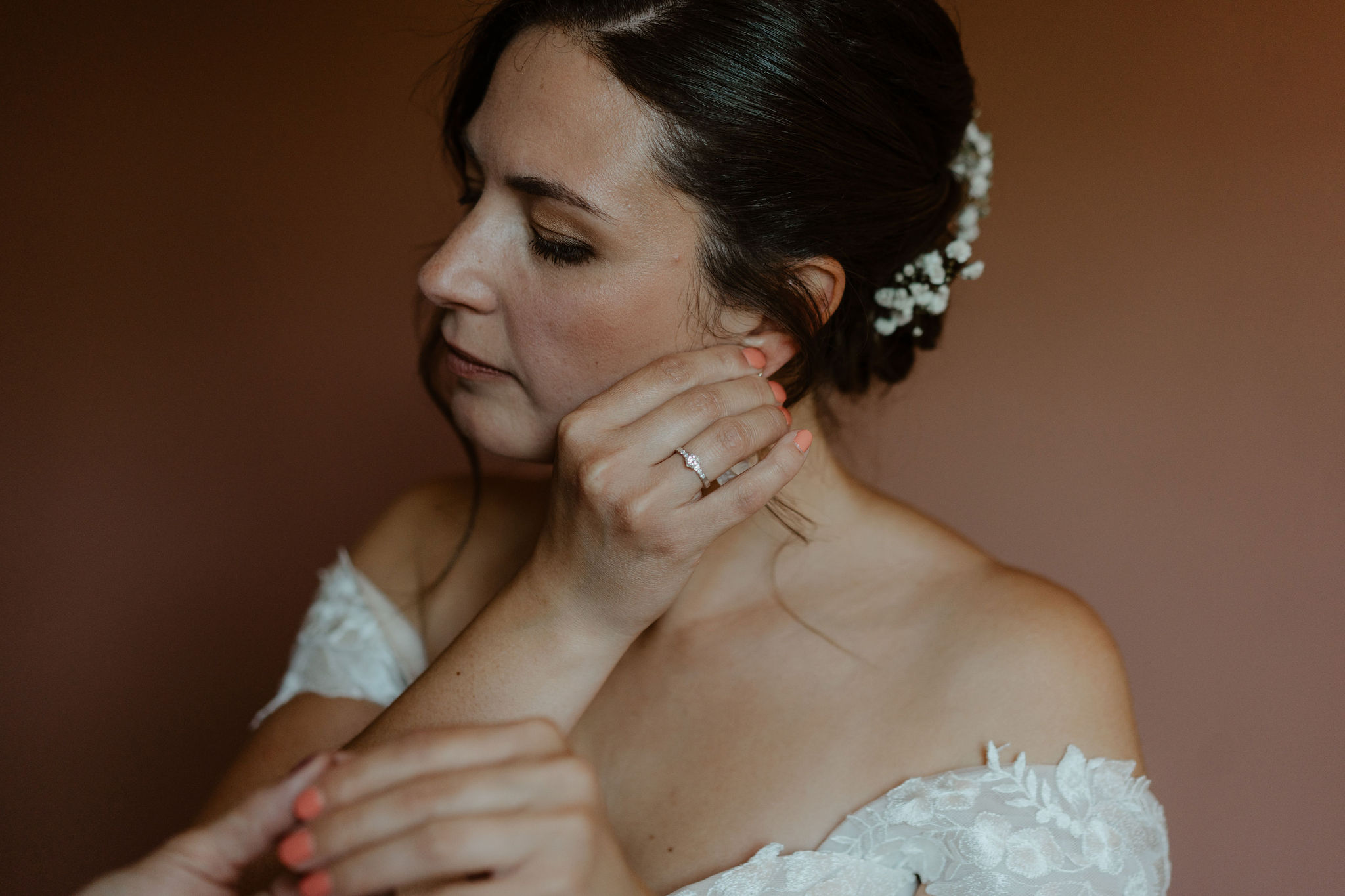 Mariée se préparant avec un maquillage naturel