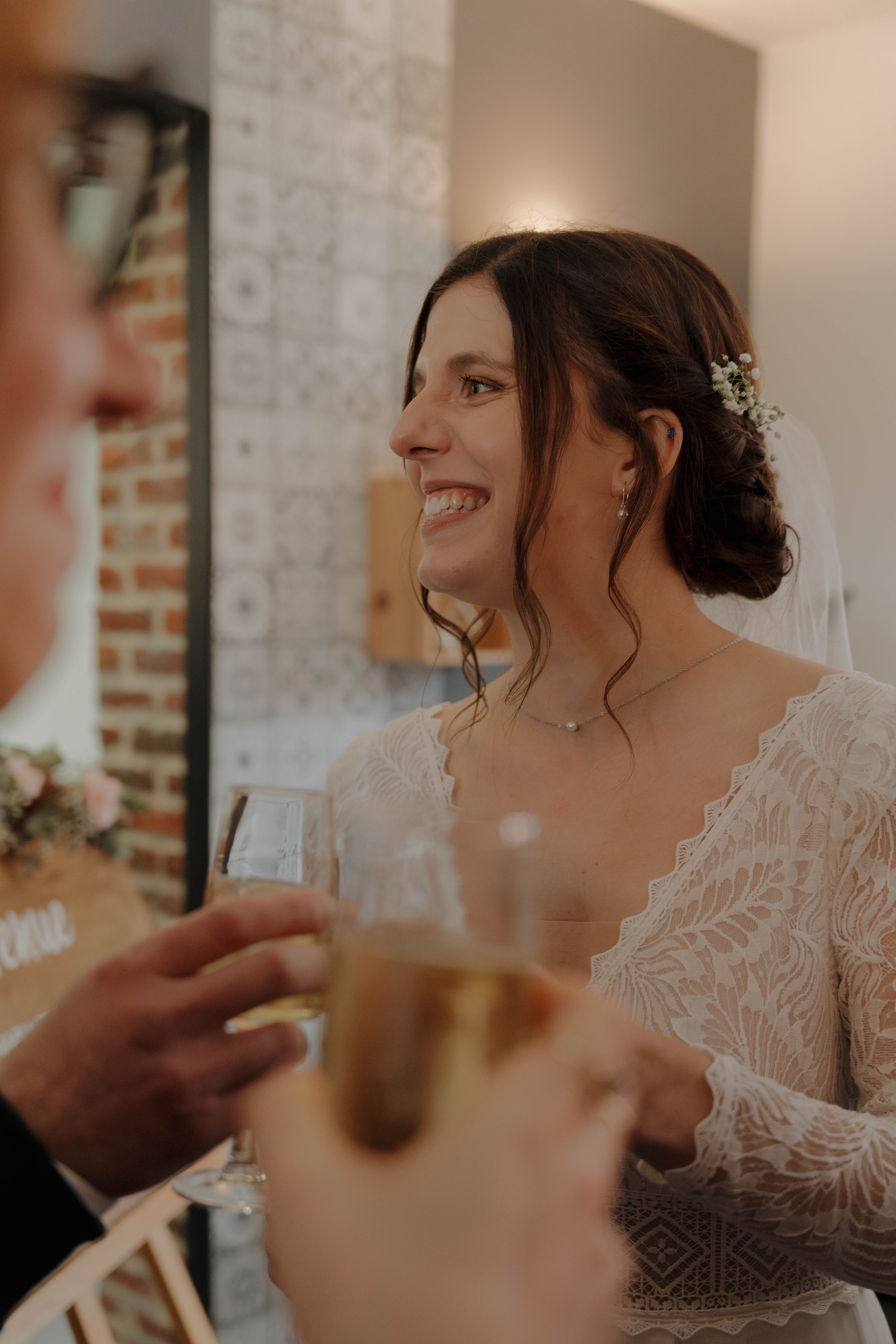 Mise en beauté de mariée pendant les préparatifs