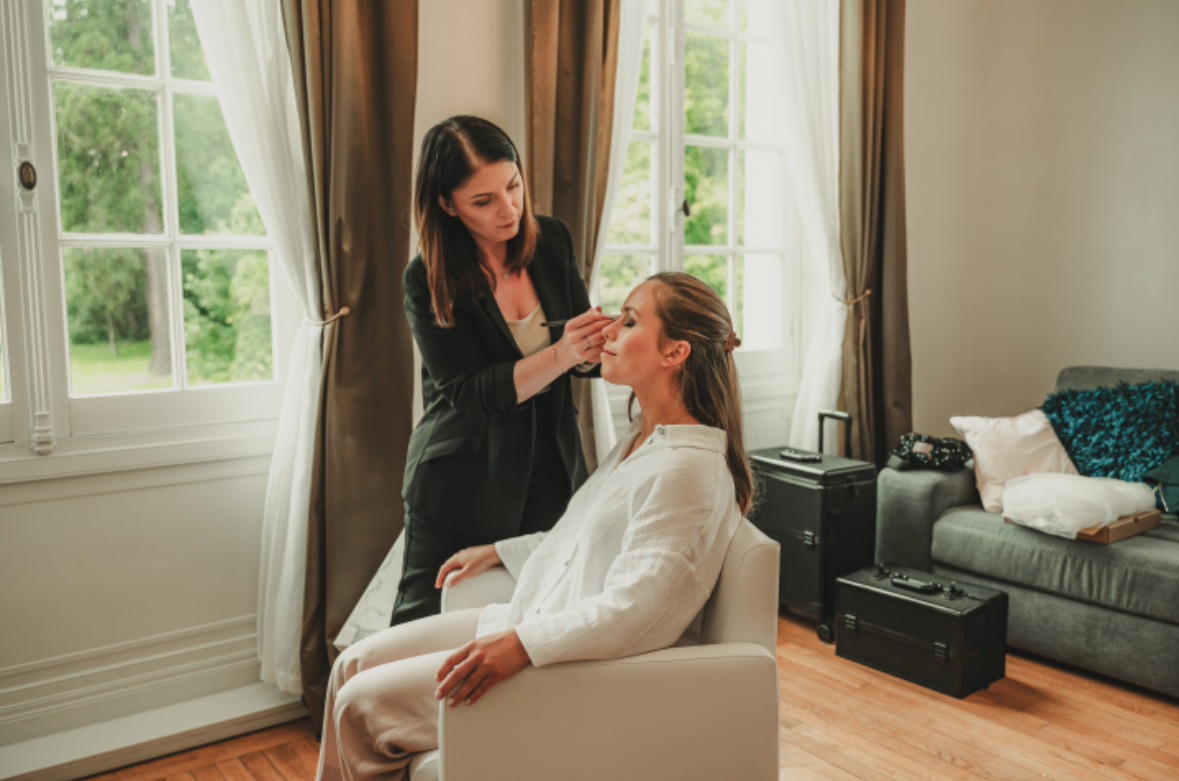 Détail de pinceaux et produits au studio
