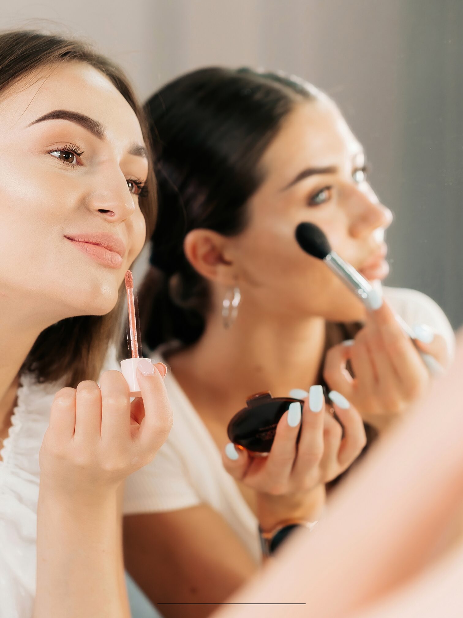 Cours de maquillage en duo dans une lumière douce